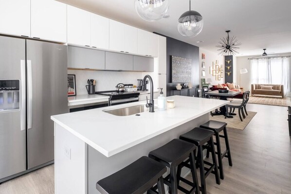 Fridge, microwave, oven, stovetop - Rooftop • King Beds • Near Light Rail & LoSo (Charlotte)