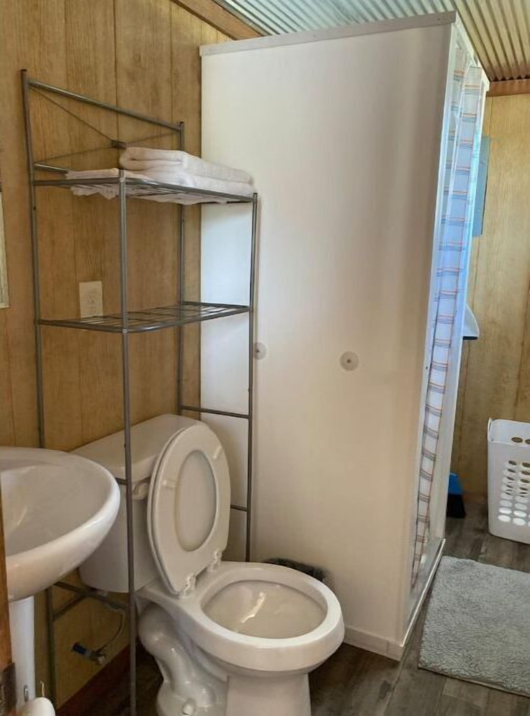 Tiny House 8 One bedroom cabin near wineries, caves, hiking