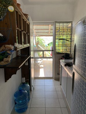 Kühlschrank, Herdplatte, Wasserkocher mit Kaffee-/Teezubehör, Mixer