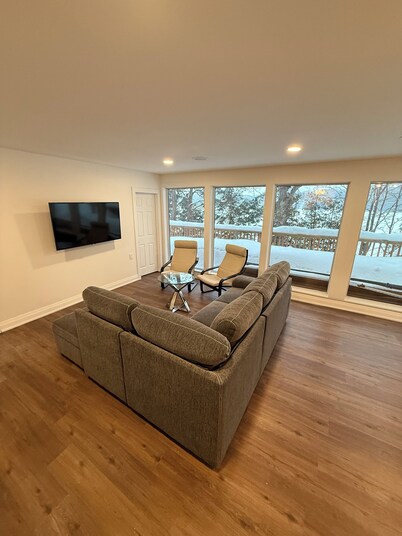 Lakefront Muskoka 3 Bedroom Cottage with Breathtaking View