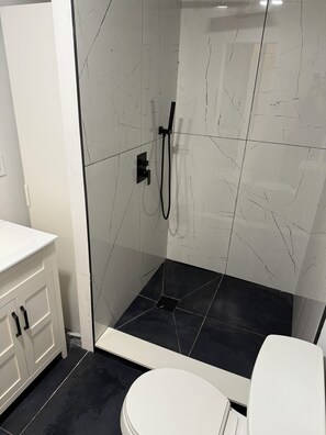 Douche, sèche-cheveux, serviettes fournies, savon