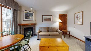 TV, fireplace, DVD player - Hearthstone Lodge #306 (Sun Peaks)