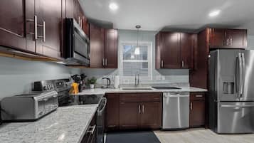 Refrigerador, microondas, horno y parrilla de estufa