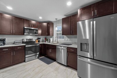 New and Modern Apartment just minutes away from Downtown Providence! 