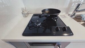 A kitchen with a gas stove, a frying pan, and a small cabinet below. - Private rental｜Skytree｜36m2｜Max5｜8min. to Station｜3 Station available｜Free Wi-Fi (墨田区)