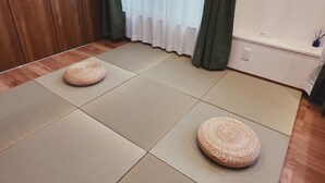 A room with tatami mats, wooden flooring, a green curtain, and a white wall. - Private rental｜Skytree｜36m2｜Max5｜8min. to Station｜3 Station available｜Free Wi-Fi (墨田区)