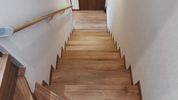 A wooden staircase with a handrail on the left, leading to a wooden door at the top. - Private rental｜Skytree｜36m2｜Max5｜8min. to Station｜3 Station available｜Free Wi-Fi (墨田区)
