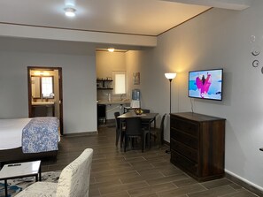 Frigobar, moedor de café, forno com torradeira