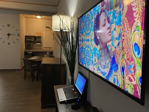 Cortinas blackout, insonorización y tabla de planchar con plancha 