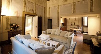Historic Frescoed Apartment with garden in the center of Arezzo