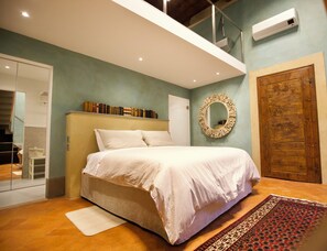 3 bedrooms, desk, iron/ironing board, travel cot