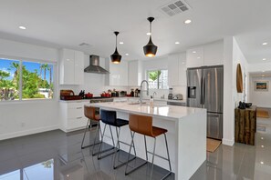 ثلاجة، ميكروويف، فرن، موقد طهي مسطح