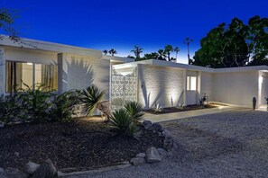 المنطقة المحيطة بالمنشأة