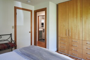 3 bedrooms, desk, iron/ironing board, WiFi