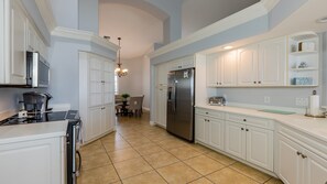 Kühlschrank, Ofen, Herdplatte, Wasserkocher mit Kaffee-/Teezubehör