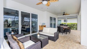 TV - Stunning 3- bedroom, plus den, 3-bath waterfront home (Marco Island)