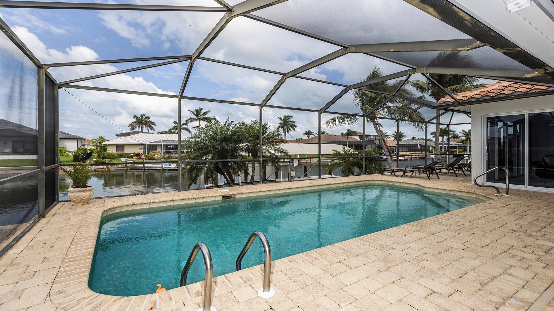 Een verwarmd zwembad