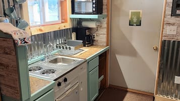 Refrigerador, horno, parrilla de estufa y cafetera y tetera