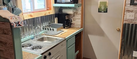 Kylskåp, ugn, spishäll och kaffe- och tebryggare