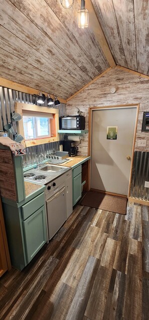 Kühlschrank, Ofen, Herdplatte, Wasserkocher mit Kaffee-/Teezubehör