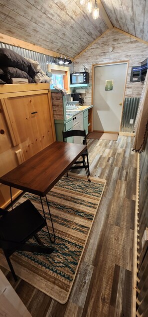 Kühlschrank, Ofen, Herdplatte, Wasserkocher mit Kaffee-/Teezubehör