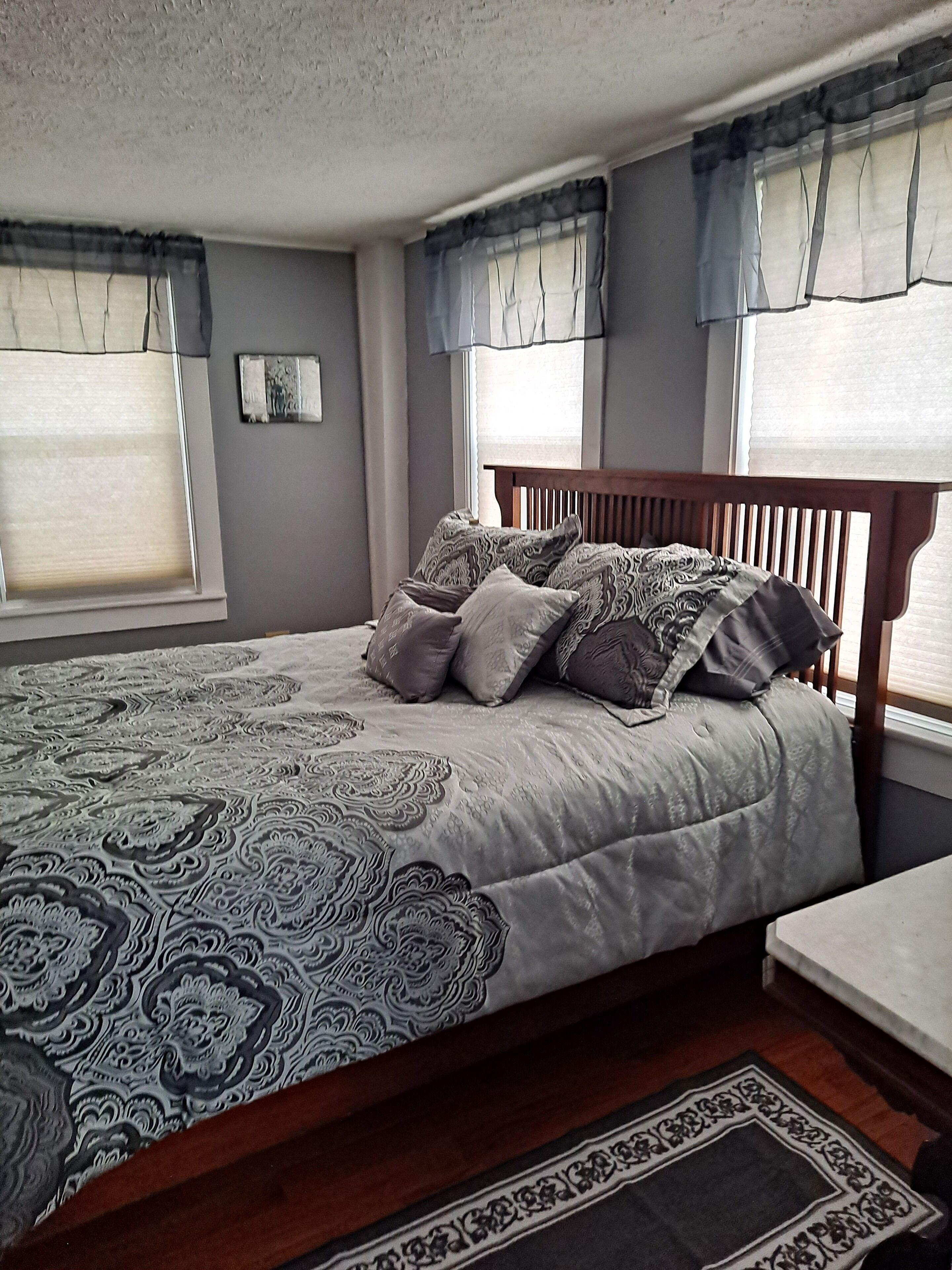 Close to Newfound Lake And ski and snowmobile trails in the winter!  Cozy!!