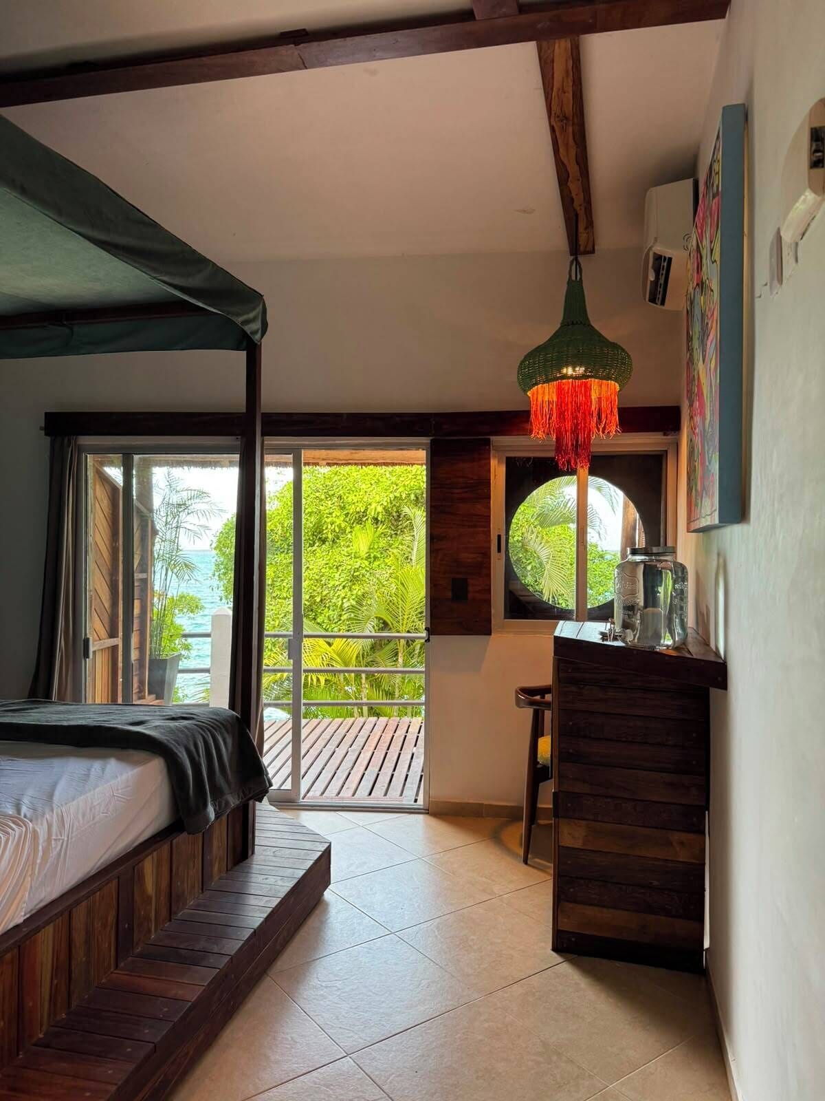 Minibar, in-room safe, WiFi (free), bed sheets