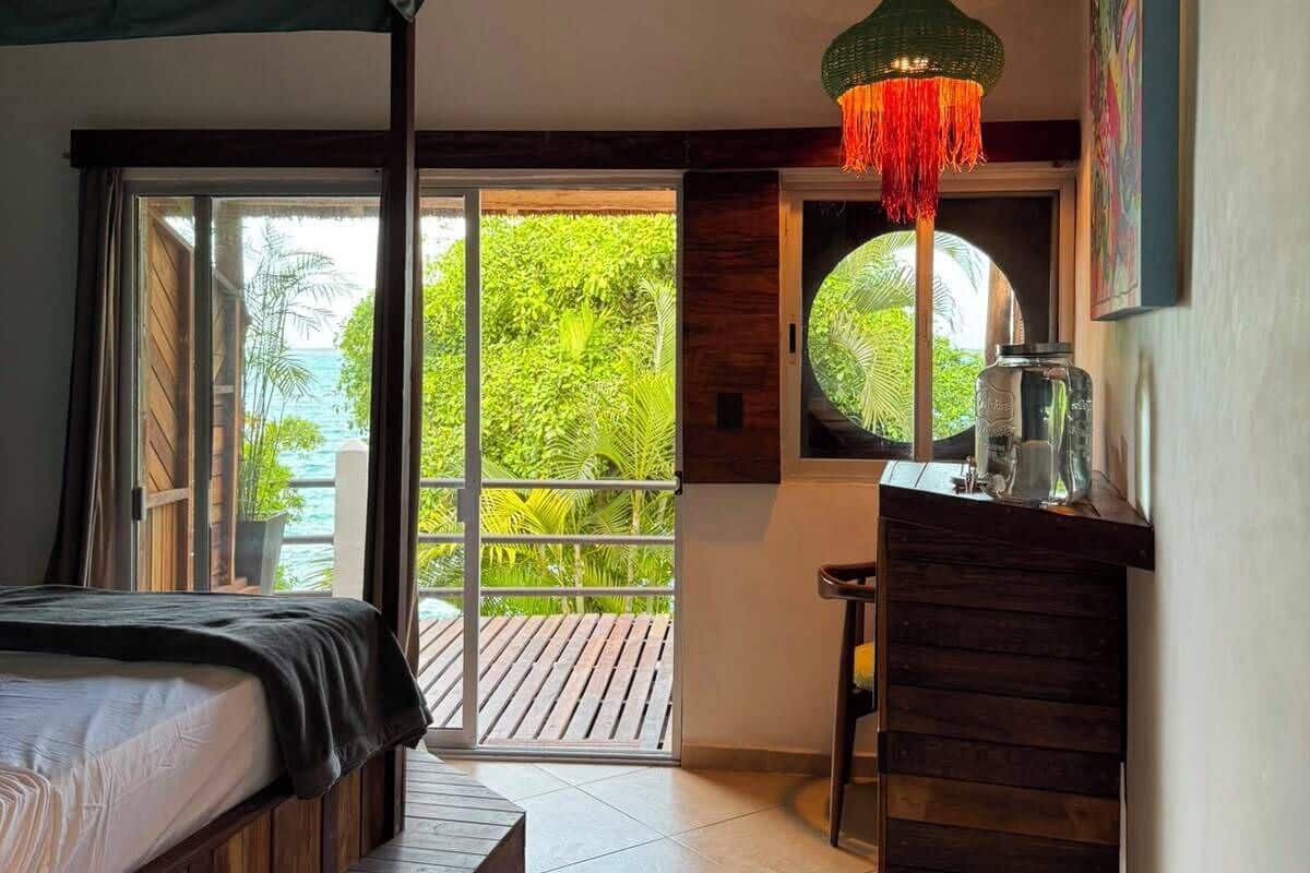 Minibar, in-room safe, WiFi (free), bed sheets