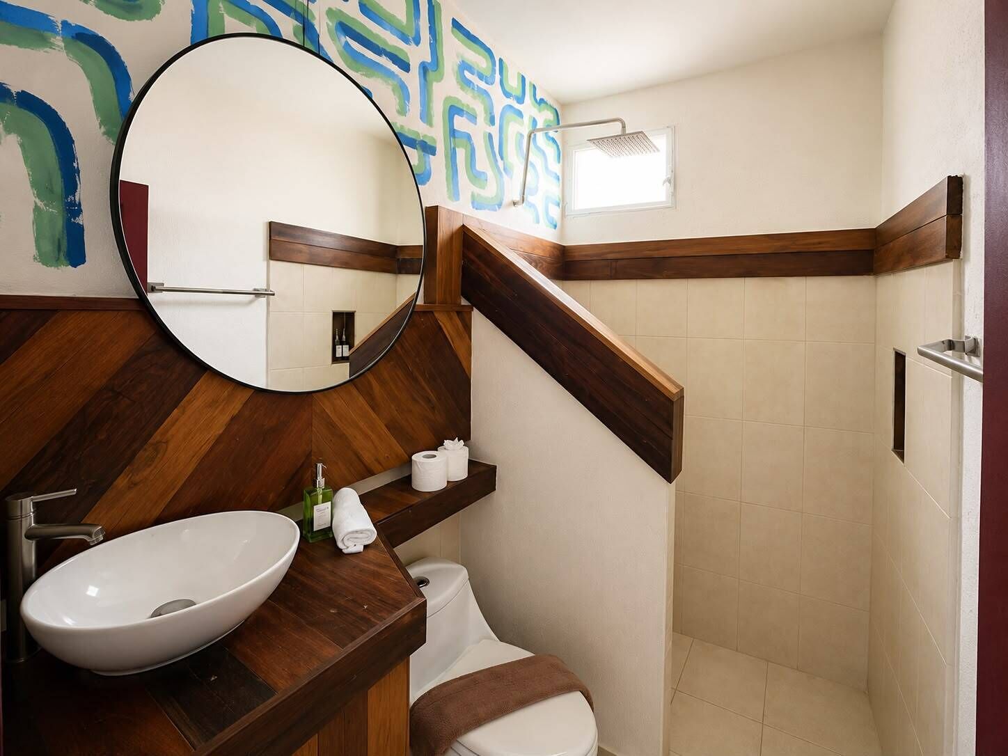 Un bagno moderno con un mobile bagno in legno, uno specchio grande, un water e uno spazio doccia.