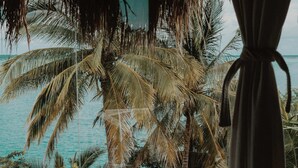A room with a view of the sea and palm trees. - BoaBoa Bacalar (Bacalar)