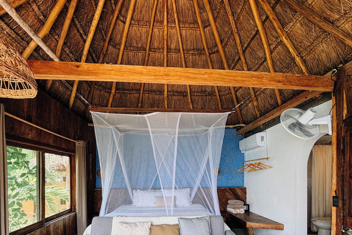 Falcon | Minibar, in-room safe, WiFi (free), bed sheets