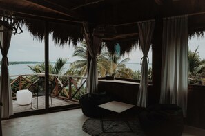 Minibar, caja de seguridad en la habitación, wifi gratis y ropa de cama 