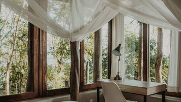 Bungalow, vistas a la laguna | Minibar, caja fuerte, wifi gratis y ropa de cama