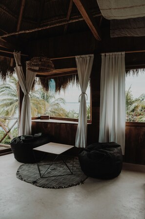 Minibar, caja de seguridad en la habitación, wifi gratis y ropa de cama 