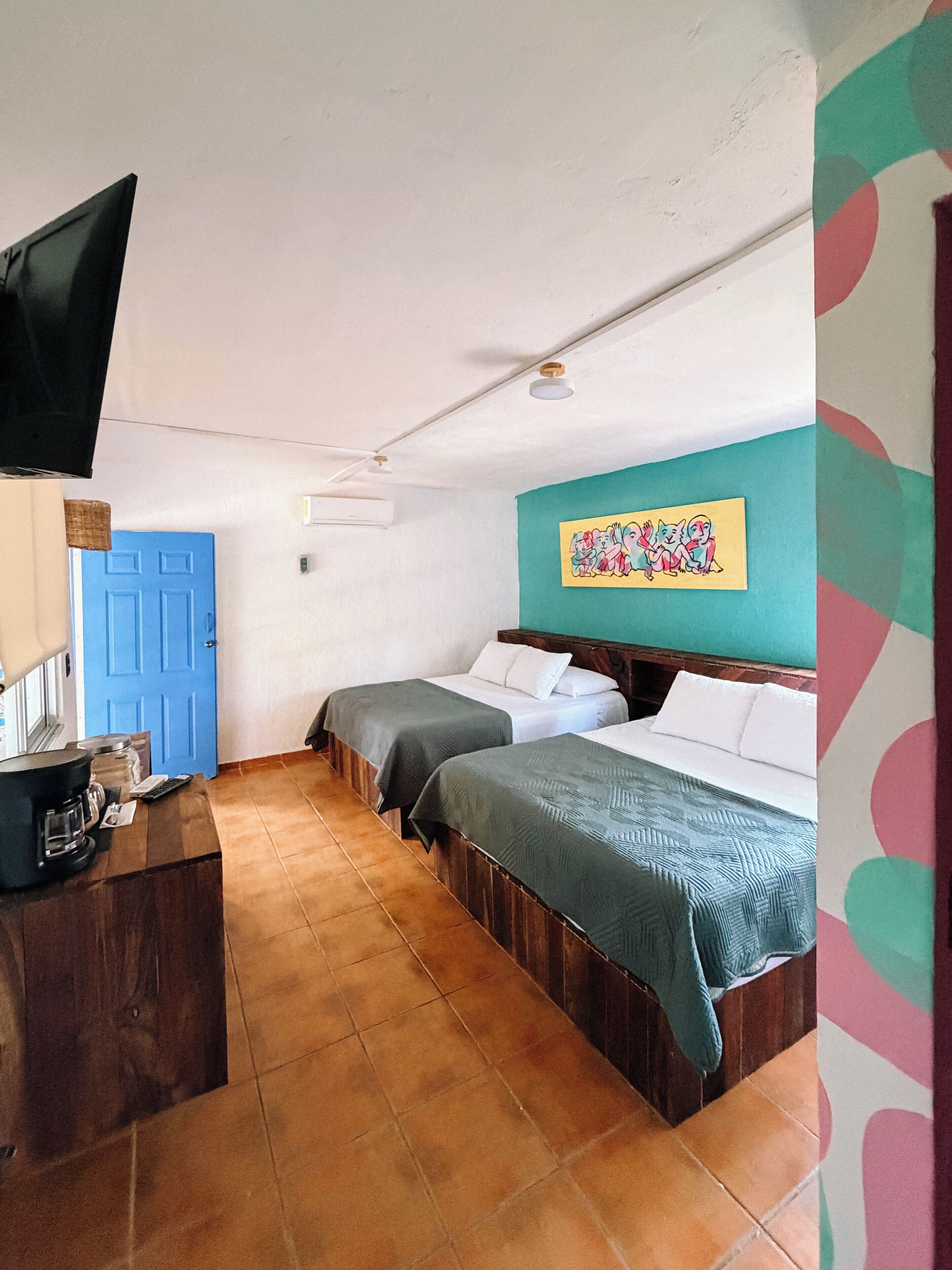 Minibar, caja de seguridad en la habitación, wifi gratis y ropa de cama 