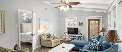 Smart-TV, DVD-Player, Stereoanlage