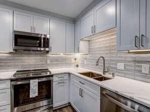 冷蔵庫、電子レンジ、オーブン、コンロ