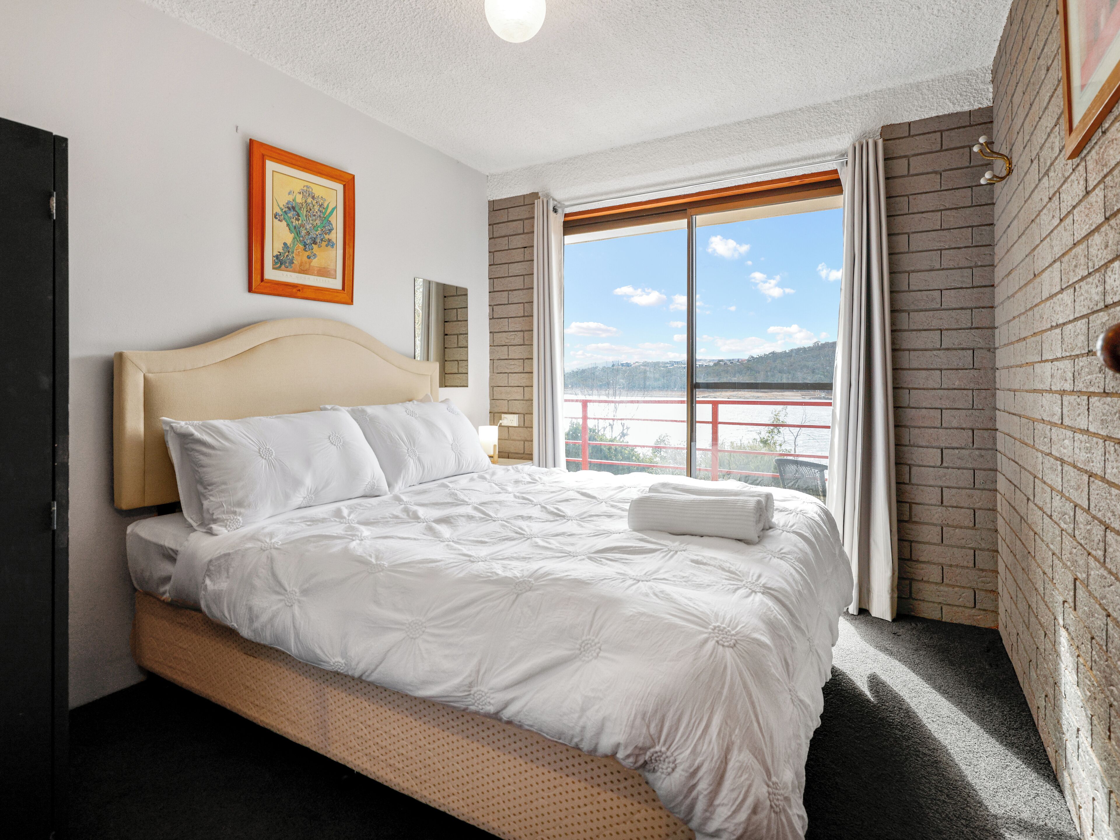 3 bedrooms, in-room safe, iron/ironing board, free WiFi