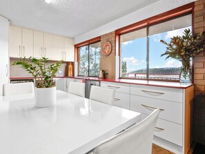 Fridge, microwave, oven, stovetop - PONTI'S LODGE WATERFRONT APARTMENT. *SPECIAL RATES ! *
Free Wi Fi and Netflix (Jindabyne)