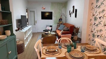 Una televisión, una chimenea, libros