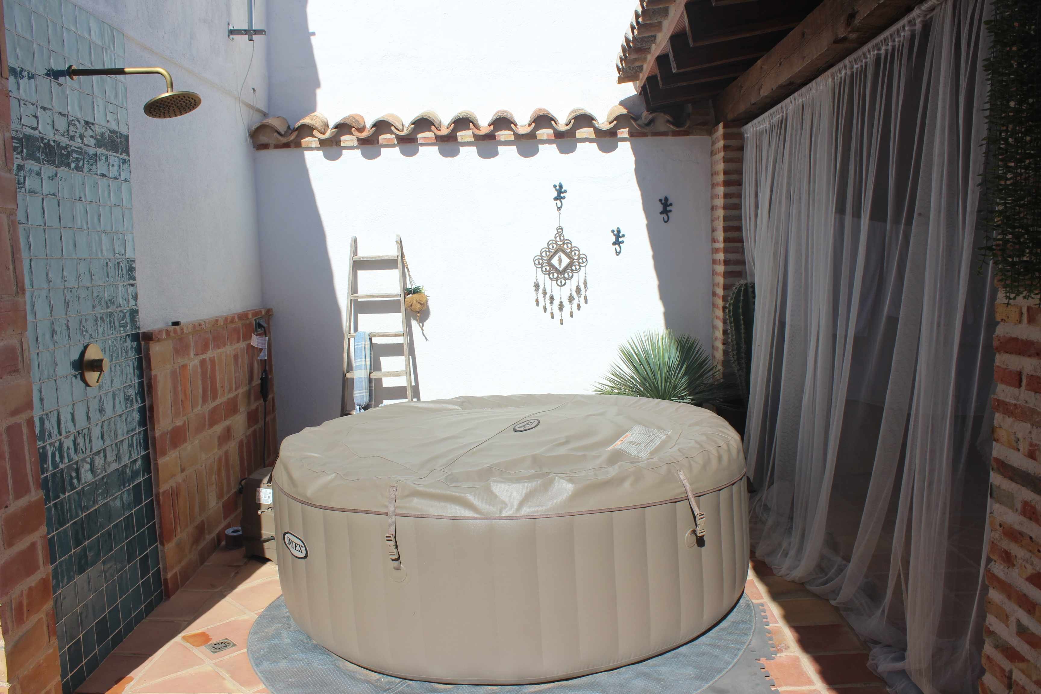 Bañera de hidromasaje al aire libre