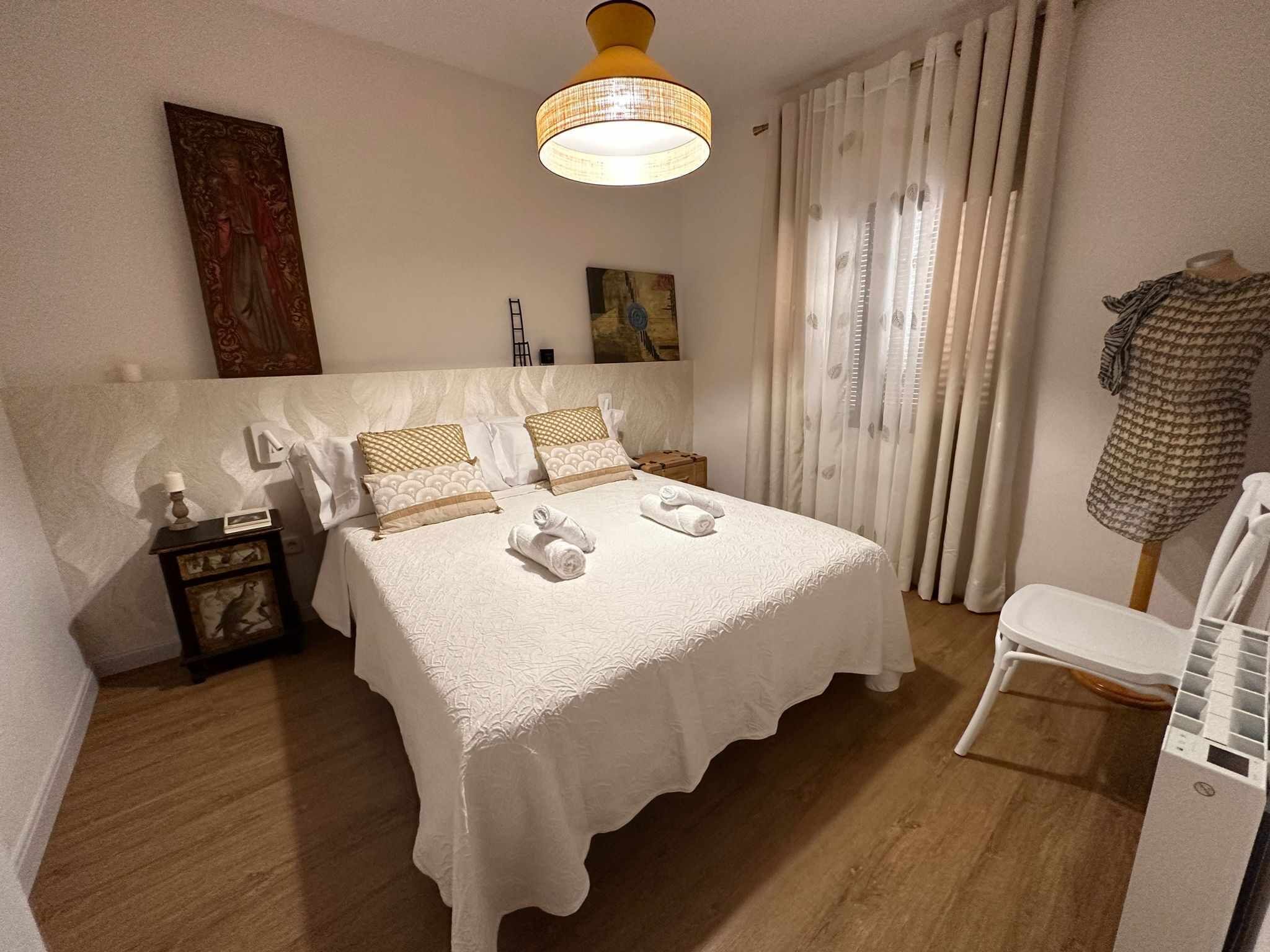 2 habitaciones, tabla de planchar con plancha, cuna de viaje y wifi 