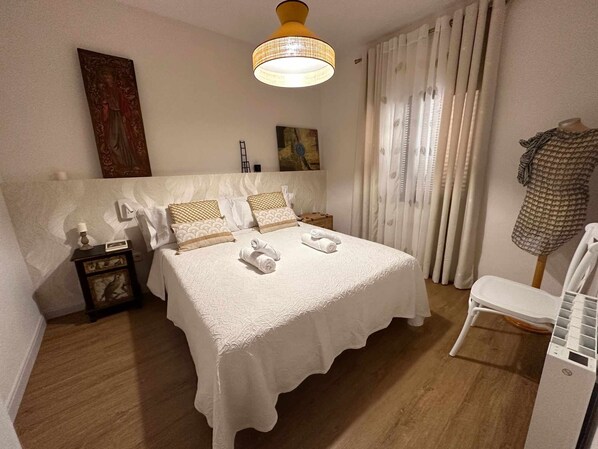 2 habitaciones, tabla de planchar con plancha, cuna de viaje y wifi 