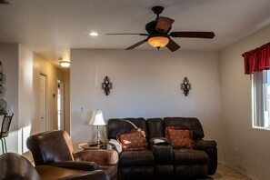 TV, fireplace - La Shoshone Casita Rio (Lake Havasu City)
