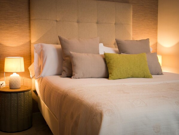 2 quartos, ferros/tábuas de passar roupa, berço de viagem