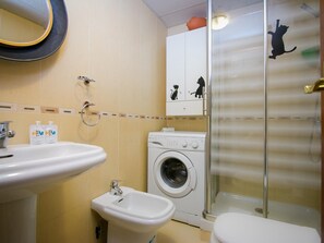 Bruser, hårtørrer, håndklæder, Toiletpapir