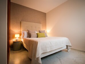 2 habitaciones, tabla de planchar con plancha y cuna de viaje 