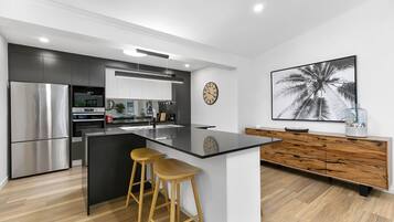 Frigorífico, microondas, horno y placa de cocina