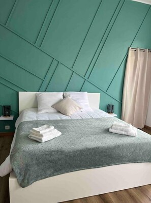 1 habitación, tabla de planchar con plancha y cuna de viaje 