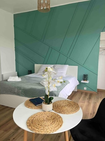 1 bedroom, iron/ironing board, travel cot, free WiFi. La Parenthèse Andelysienne